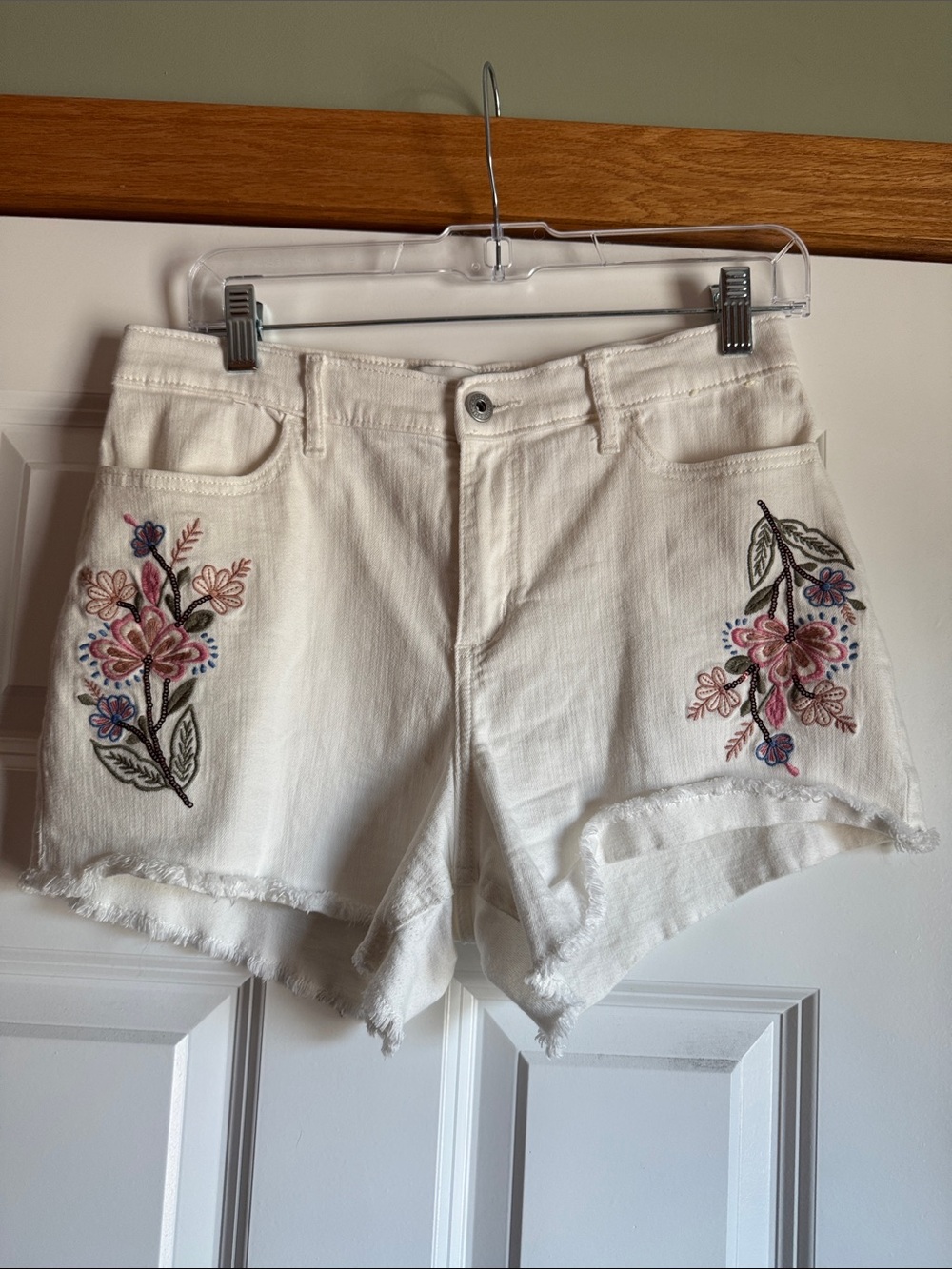 EUC Abercrombie kids White Denim Shorts w/Floral sequin Embroidery size 17/18